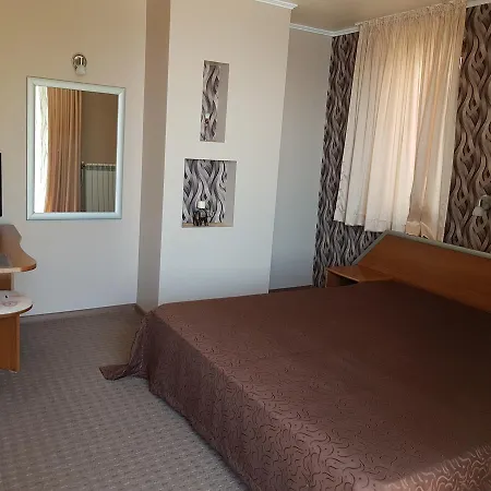 семеен янис парадайс Несебър